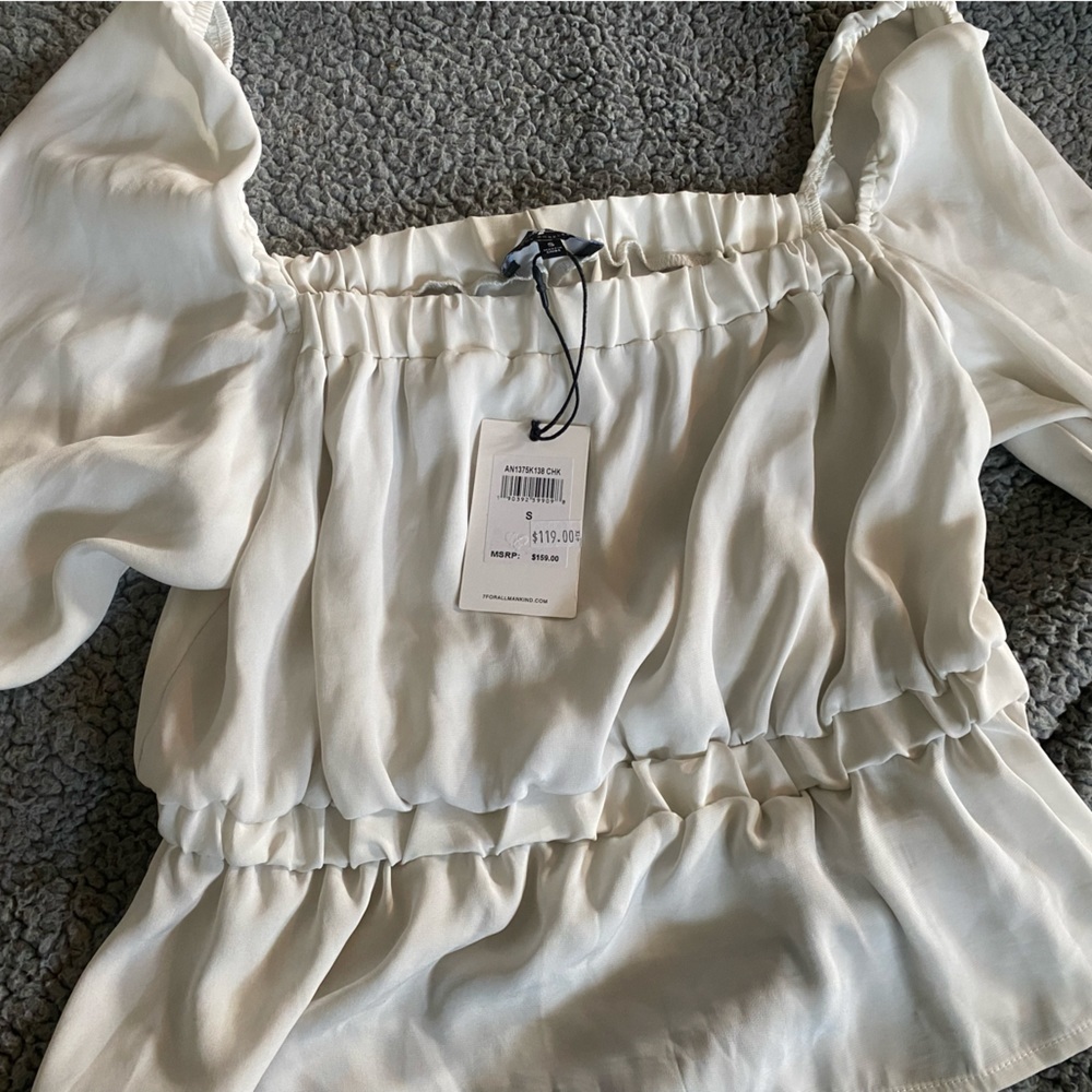 Puffy shoulder long sleeve